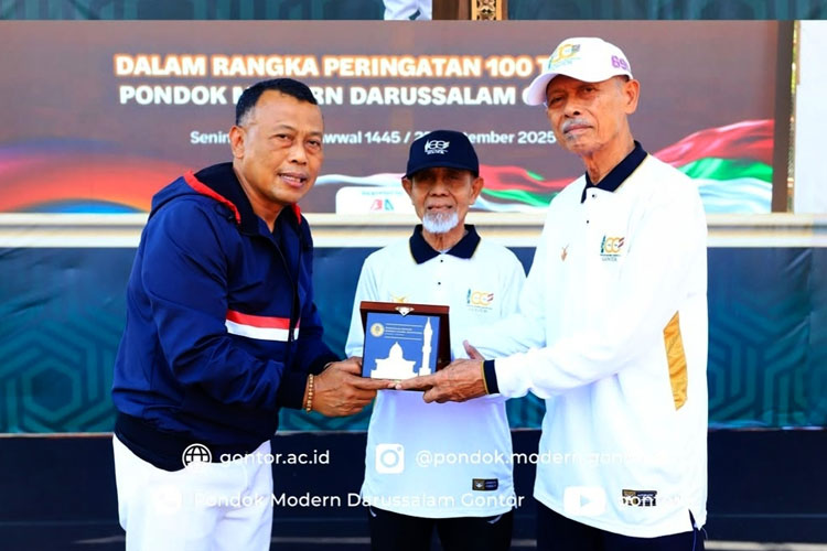 Bupati Sugiri Sancoko bersama Pengasuh dan Pimpinan PMDG KH Hasan Abdullah Sahal saat pembukaan Olimpiade 100 Tahun Gontor. (Foto: PMDG)