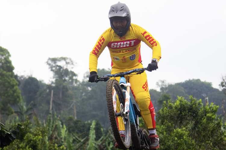 Peserta BIG Downhill 2025 unjuk aksi di Gantasan Bike Park. (Foto: SART for TIMES Indonesia).