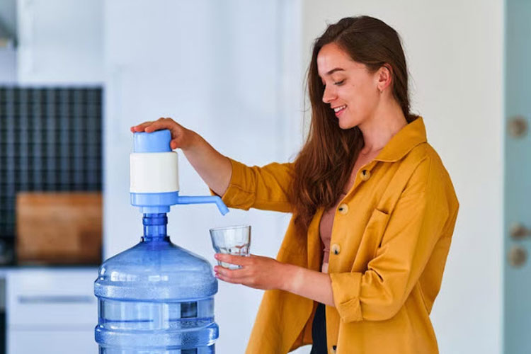 Air minum dalam kemasan galon guna ulang. (FOTO: freepik)