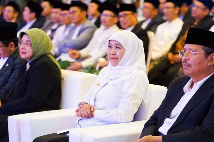 Gubernur Khofifah saat menghadiri Kick Off Hari Santri Nasional 2025 oleh Menteri Agama Republik Indonesia yang digelar di Pondok Pesantren Tebuireng, Jombang, Senin (22/9/2025).(Dok.Humas Pemprov Jatim)