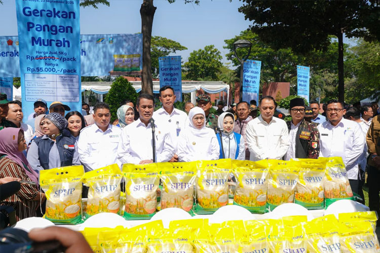 Gubernur Khofifah saat mendampingi Menteri Pertanian RI dalam Gerakan Pangan Murah (GPM) yang digelar di Taman Mundu, Surabaya, Selasa (23/9/2025). (FOTO: Dok.Humas Pemprov Jatim)