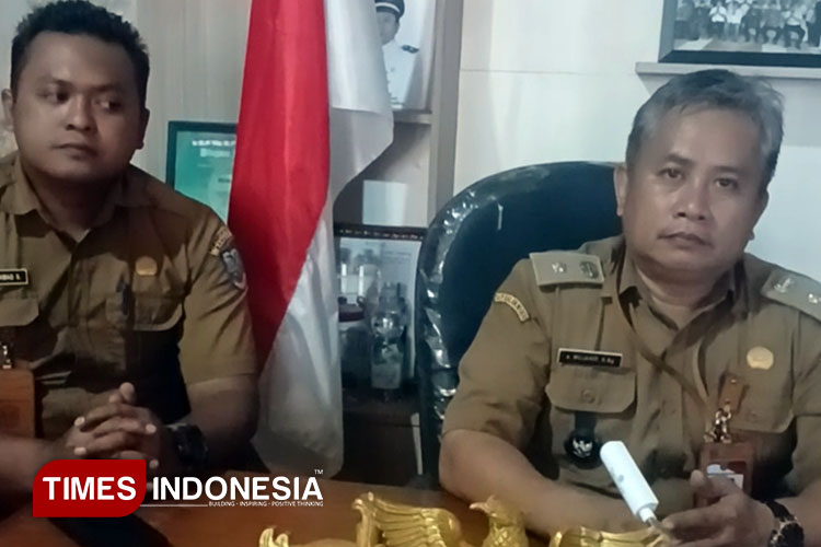 Kepala-Desa-Kujangsari-didampingi-Kadus.jpg