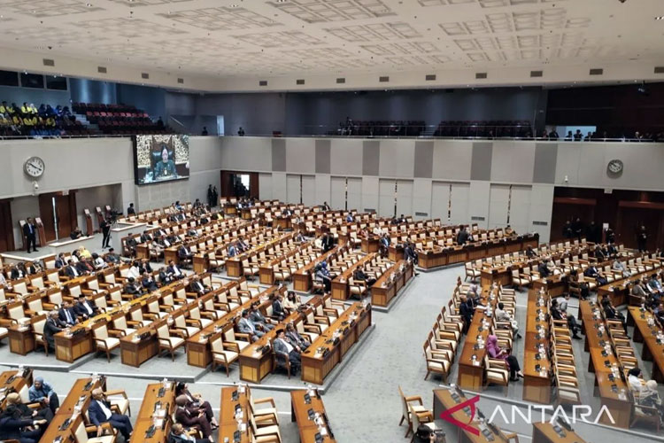 Ketua DPR RI Puan Maharani memimpin Rapat Paripurna di kompleks parlemen, Jakarta, Selasa (23/9/2025). (Foto: ANTARA)