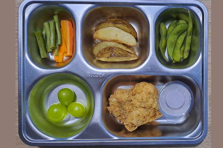 Menu MBG SDN 2 Cicurug Majalengka yang sempat viral. (FOTO: Jaja Sumarja/TIMES Indonesia)