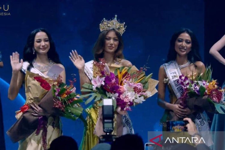 Pemenang gelaran kontes kencantikan Miss Universe 2025, menobatkan Sanly Liu (tengah) sebagai Miss Universe Indonesia 2025, Rita Nurmaliza (kanan) sebagai 1st Runner Up dan Kirana Larasati (kiri) sebagai 2nd Runner Up.(Foto:Tangkapan layar)