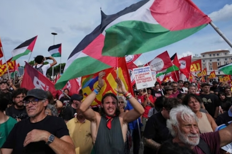 Orang-orang berpartisipasi dalam demonstrasi sebagai bagian dari protes nasional dan pemogokan umum menentang perang di Gaza, di Roma, pada 22 September 2025. (FOTO: CNA/AP)