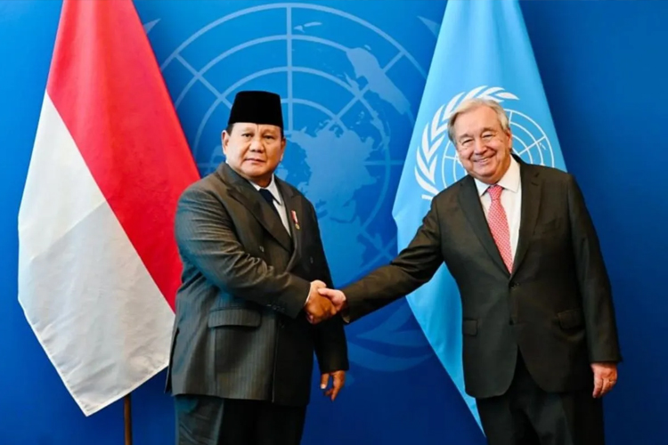 Presiden RI Prabowo Subianto (kanan) berjabat tangan dengan Sekretaris Jenderal Perserikatan Bangsa-Bangsa (PBB) António Guterres dalam pertemuan bilateral tertutup di Gedung Sekretariat PBB, New York, Amerika Serikat, Senin (22/9/2025). ANTARA