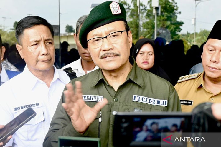 Menteri Sosial (Mensos) RI Saifullah Yusuf memberikan keterangan di Balai Besar Pendidikan Pelatihan Kesejahteraan Sosial (BBPPKS) Banjarbaru, Kalimantan Selatan, Selasa (23/9/2025). (FOTO: ANTARA/Tumpal Andani Aritonang)