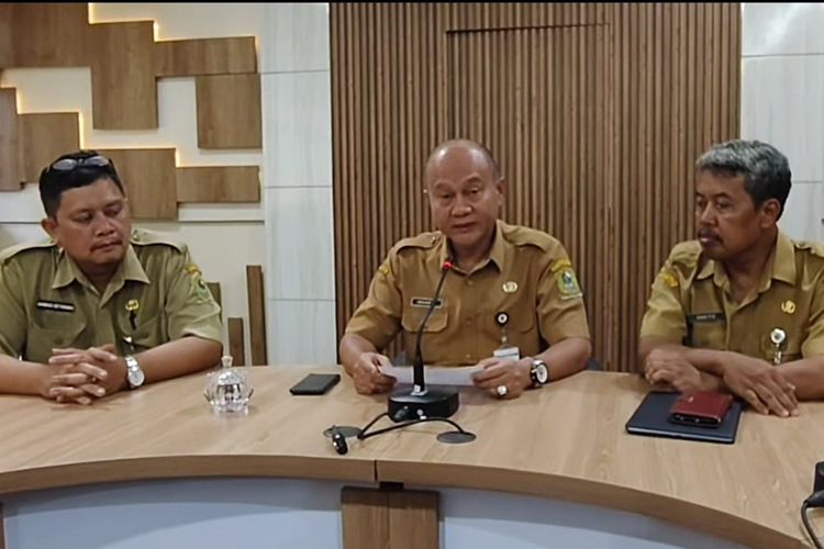 Sekda Banjarnegara H indarto didampingi Sekda Ahmad Setiawan, Kepala Dinas Kominfo Sagiyo, SIP,  saat memberikan keterangan pers. (FOTO: Kominfo Banjarnegara for TIMES Indonesia)