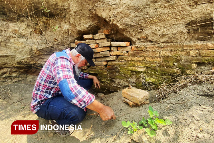 TACB Bondowoso dan Ahli Geologi saat melakukan kajian penemuan struktur Bata di Prajekan (FOTO: Moh Bahri/TIMES Indonesia)