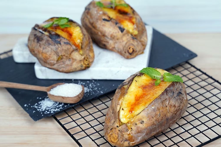 Ubi Brulee ala pedagang kaki lima di Jepang. (FOTO: unilever food)