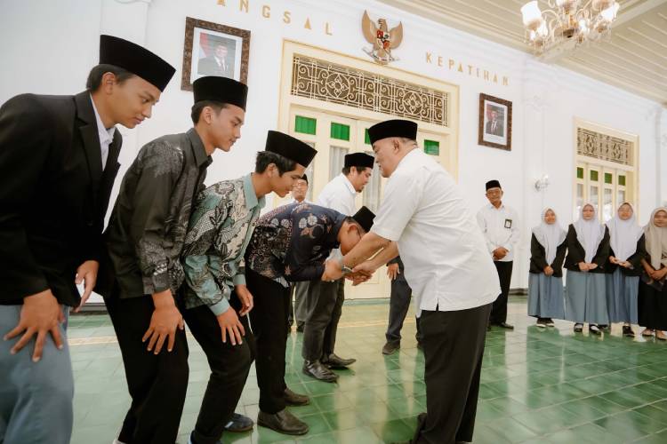 Wakil Gubernur DIY Sri Paduka Paku Alam X melepas kafilah DIY dalam ajang MQKN 2025 di Wajo, Sulawesi Selatan. (FOTO: Pemda DIY)