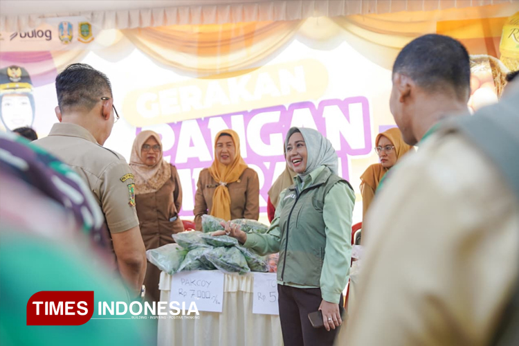 Wali Kota Mojokerto, Ika Puspitasari pada saat mengunjungi stand GPM di Kecamatan Prajurit Kulon, Kota Mojokerto, Selasa (23/9/2025) (Dok. TIMES Indonesia)