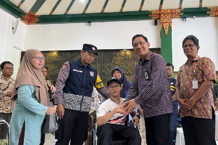 Wali Kota Yogyakarta Wawan Harmawan menyerahkan alat bantu kepada penyandang disabilitas. (FOTO: Pemkot Yogyakarta)