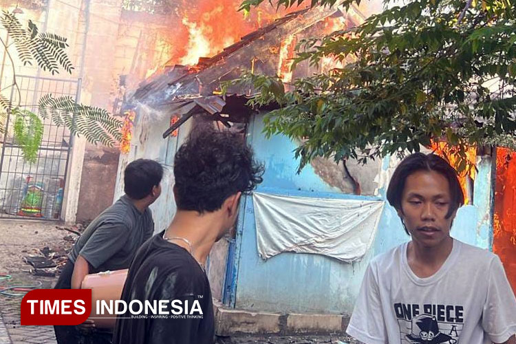 Warga berusaha memadamkan api yang membakar rumah semi permanen di Jalan Jemur Wonosari Gang Lebar Surabaya, Selasa (23/9/2025).(Foto : Hamida Soetadji/TIMES Indonesia)