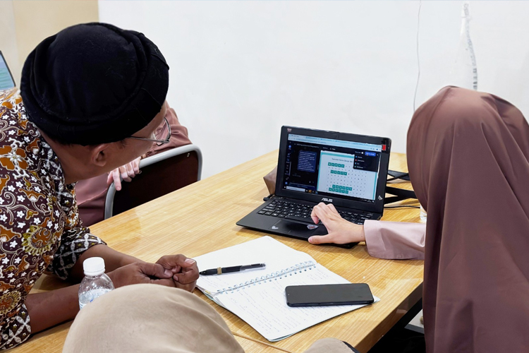 Teknologi Pendidikan UM Latih Guru LPI Sabilillah Malang Manfaatkan Interactive Flat Panel
