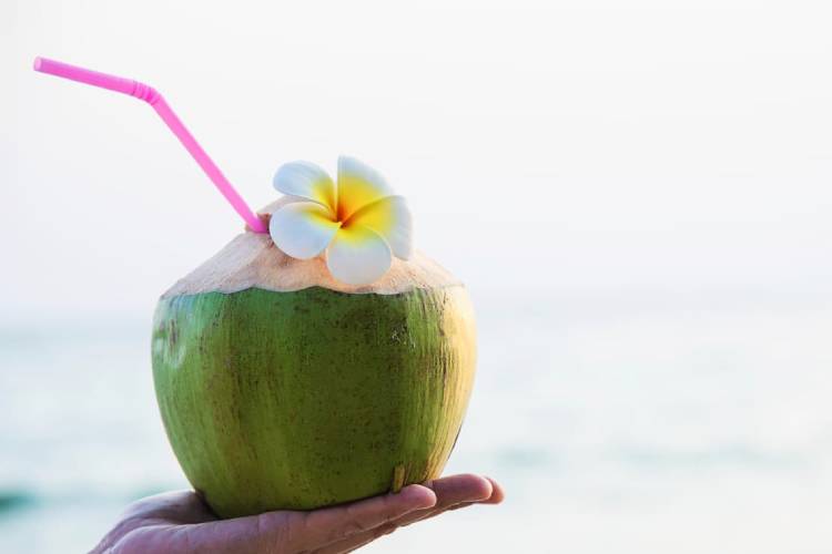Ilustrasi air kelapa muda. (Foto: Freepik)