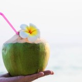 Air Kelapa Muda Bisa Membuat Bayi Terlahir Putih? Cek Fakta dan Manfaatnya!