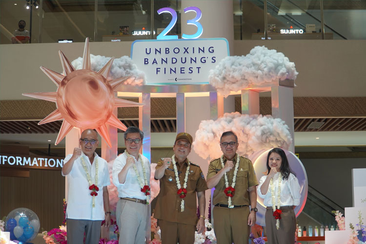 Wakil Wali Kota Bandung, Dr. Erwin berfoto bersama Direktur Utama PT Mitra Perdana Nuansa, Arnes Lukman dan pimpinan lainnya saat peresmian 23 Paskal  Shopping Center (FOTO: Humas 23 Paskal)
