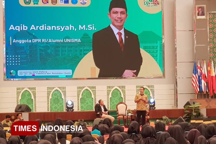 Anggota DPR RI sekaligus alumni Unisma, Aqib Ardiansyah saat memberikan materi wawasan kebangsaan untuk Maba Unisma dalam Oshika Maba 2025, Rabu (24/9/2025). (Foto: Achmad Fikyansyah/TIMES Indonesia)