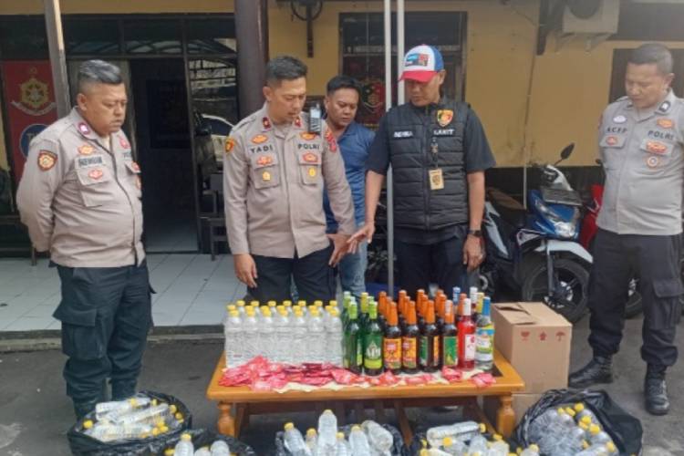 Aparat gabungan Cianjur grebek peredaran miras oplosan. (FOTO: Istimewa)