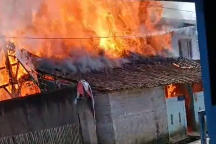 Dua rumah warga terbakar di Kampung Cijangga, Desa Peuteuy Condong, Cibeber, Cianjur. (FOTO: Tangkapan layar video amatir warga)