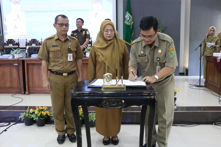 Bupati Banjarnegara dr Amalia Desiana saat menandatangani komitmen bersama berantas korupsi dan atasi premanisme.