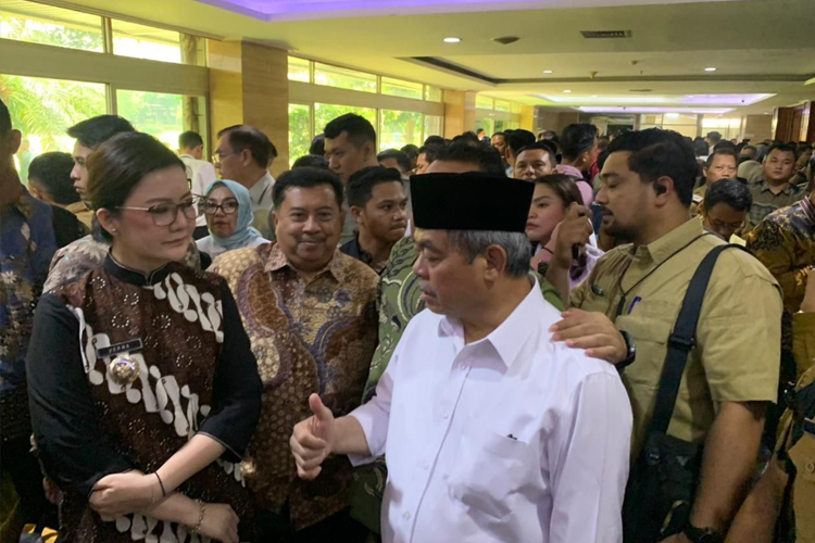Bupati Jombang, Warsubi saat menghadiri Rapat Koordinasi Percepatan Pelaksanaan Program Hilirisasi Komoditas Prioritas Perkebunan yang digelar di Jakarta pada Senin (22/9/2025). (FOTO: Pemkab Jombang)