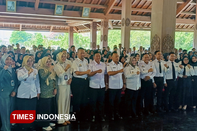 Bupati Ponorogo Serahkan 241 SK Tenaga PPPK, Minta Etos Kerja Digenjot