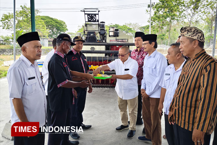 Disaksikan Anggota DPRD Jatim MH Rofiq, Perwakilan Kementan RI menyerahkan bantuan Alsintan kepada Gapoktan Desa Raciwetan. (Foto: Akmal/TIMES Indonesia)