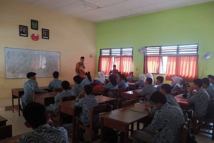 Kepala Cabang Dinas Pendidikan Wilayah II Bangka, Yasir Mustafa memantau belajar di ruang sekolah, Rabu (24/9/2025) (Foto: Antara/HO.Cabdin II Bangka)