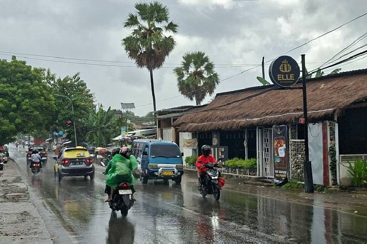 Kondisi hujan di wilayah Kota Kupang, NTT, Minggu (13/4/2025). (FOTO: ANTARA/Yoseph Boli Bataona)