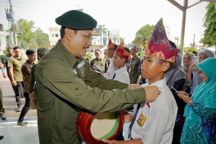 Menteri Sosial Saifullah Yusuf (Gus Ipul) berdialog dengan Dzaki yang rela merantau dari Kabupaten Tanah Laut demi mewujudkan cita-citanya menjadi tentara melalui Sekolah Rakyat. (FOTO: ANTARA/HO-Biro Humas Kemensos/Bayu Aprianto)