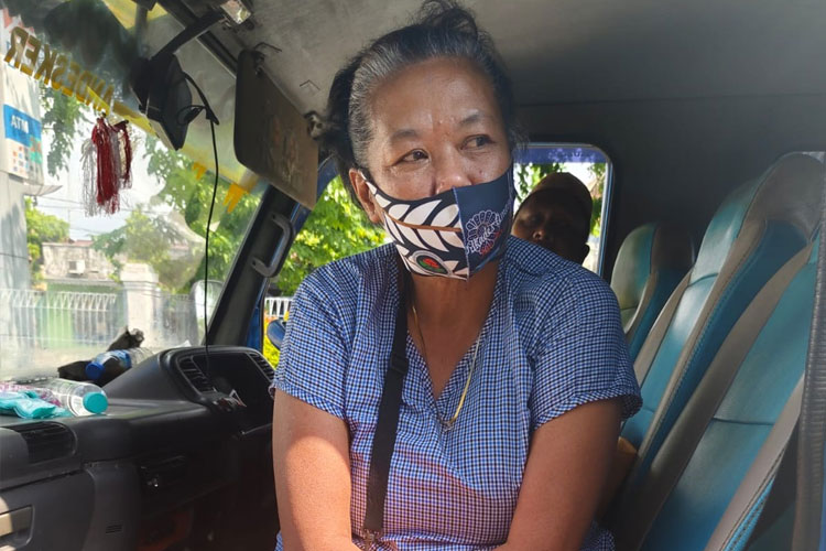Juriya, penerima bansos difabel di Kabupaten Probolinggo duduk di minibus yang terparkir di halaman Bank Himbara di Kraksaan, Kabupaten Probolinggo (Foto: Istimewa)