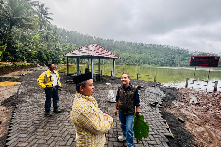 Eco Paving Block dari FABA PLTU Paiton mulai dipasang di kawasan Ranu di Kabupaten Probolinggo (Foto: Paiton Energy)