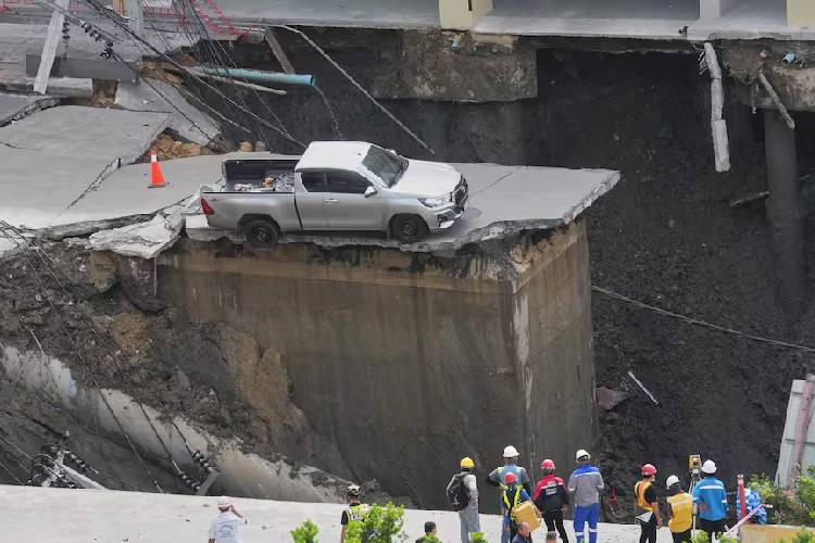 Peristiwa sinkhole terjadi di Bangkok menyebakan lubang besar sedalam sekitar 50 meter dengan luas hampir 900 meter persegi, tepat di depan Rumah Sakit Vajira, Rabu (24/9/2025). (foto: AP)