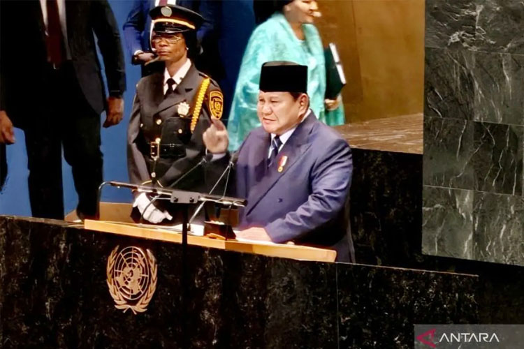 Presiden Prabowo Subianto (kanan) berpidato dalam sesi Debat Umum Sidang Majelis Umum ke-80 Perserikatan Bangsa-Bangsa (PBB), di General Assembly Hall Markas Besar PBB, New York, Amerika Serikat, Selasa (23/9/2025). (FOTO: ANTARA/Fathur Rochman)