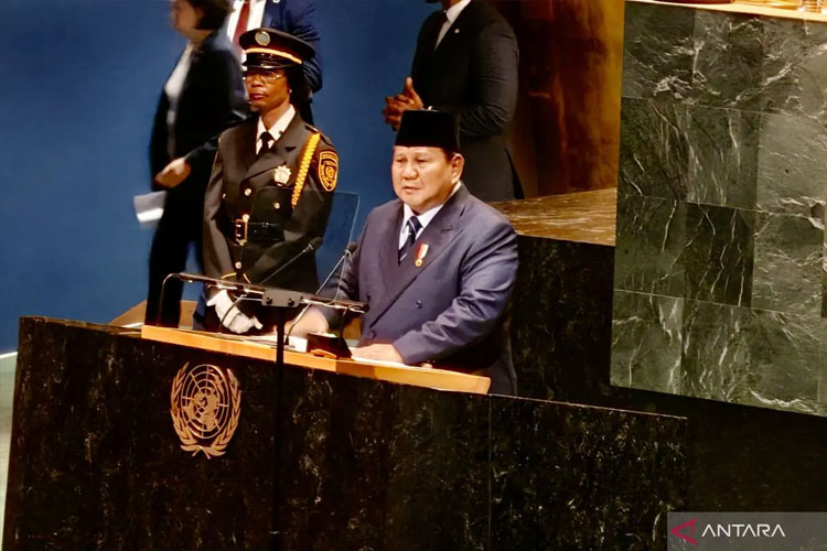 Presiden Prabowo Subianto (kanan) berpidato dalam sesi Debat Umum Sidang Majelis Umum ke-80 Perserikatan Bangsa-Bangsa (PBB), di General Assembly Hall Markas Besar PBB, New York, Amerika Serikat, Selasa (23/9/2025). (FOTO: ANTARA/Fathur Rochman)