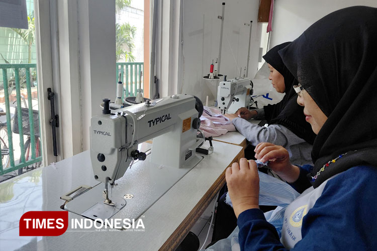 Proses IRT Kapas Madya Baru belajar menjahit. (FOTO: Riyan for TIMES Indonesia)