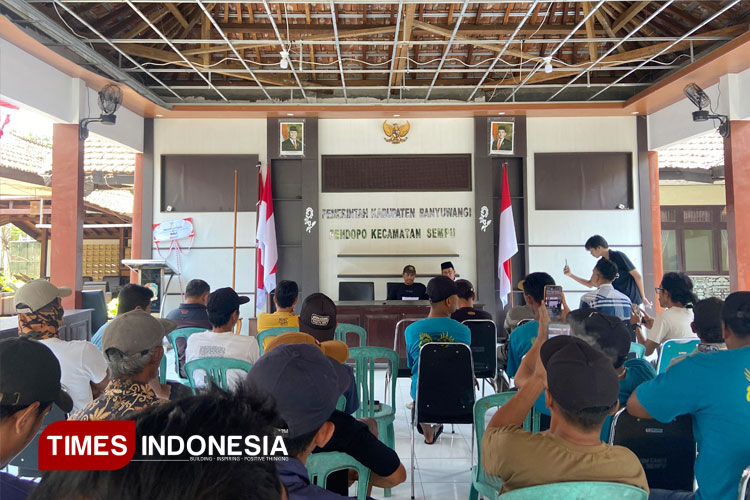 Puluhan warga Desa Temuasri audiensi dengan Kades Temuasri, Sunarti. (FOTO: Ikromil Aufa/TIMES Indonesia)