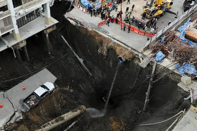 Sinkhole-di-pusat-kota-Bangkok.jpg