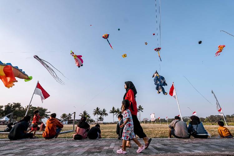 Uji coba terbang puluhan layang layang di lapangan Tiban, Kapanewon Minggir, Selasa, (23/9/2025). (Foto: Kasan Kurdi for Times Indonesia)