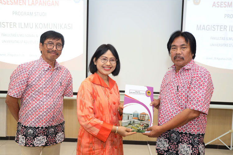 Prof. Dr. Teguh Priyo Sadono, Ketua Prodi Magister Ilmu Komunikasi saat menerima sertifikat Akreditasi Unggul, capaian ini menjadi motivasi untuk terus melahirkan lulusan yang berintegritas dan berdaya saing global. (FOTO: dok humas untag surabaya)