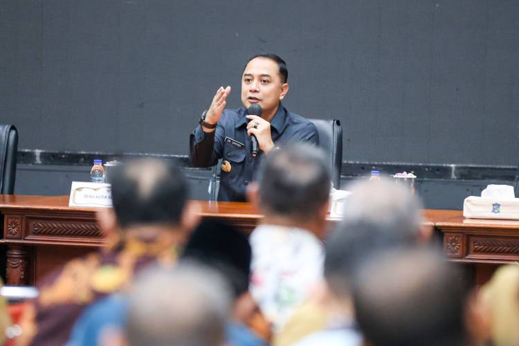 Wali Kota Surabaya Eri Cahyadi saat memberikan pengarahan kepada Kepala PD, Camat, dan Lurah di Graha Sawunggaling, Rabu (24/9/2025). (Foto: Humas Pemkot Surabaya)