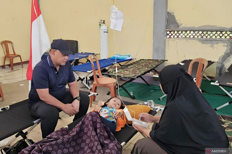 Kepala BGN Dadan Hindayana (kiri) meninjau SPPG Cipongkor, Bandung, untuk menangani kasus keracunan Makan Bergizi Gratis (MBG) yang menimpa anak-anak penerima manfaat di SPPG tersebut pada Selasa (23/9/2025). (FOTO: ANTARA/HO-BGN)
