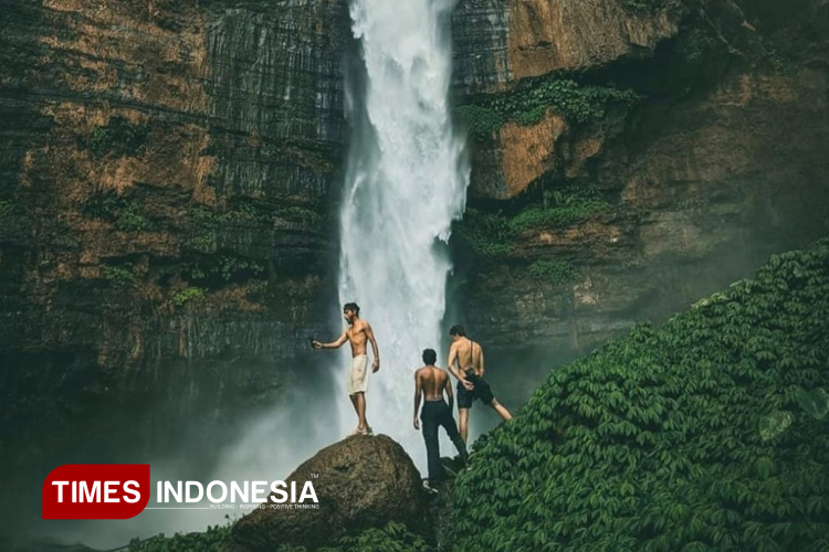 Air-Terjun-Kapas-Biru-Lumajang-2.jpg