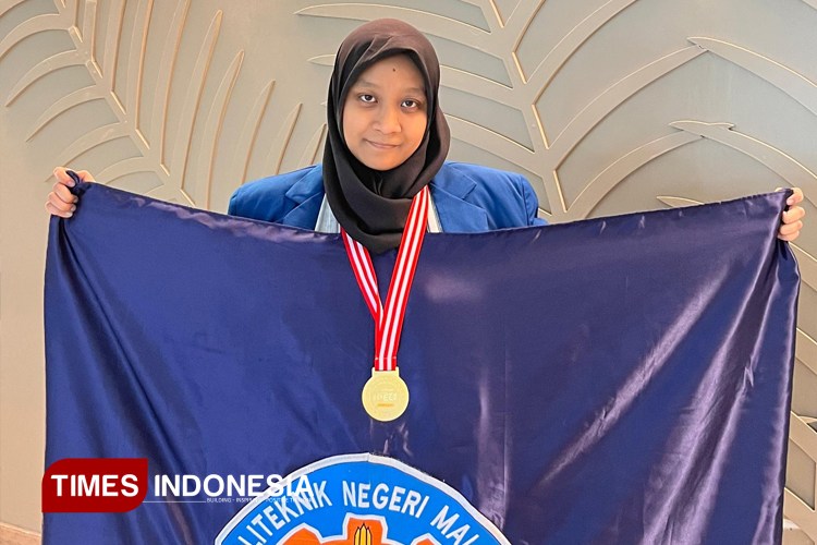 Aura Sabrina, Mahasiswi Polinema yang Raih Emas Nasional Lewat Kekuatan Kata