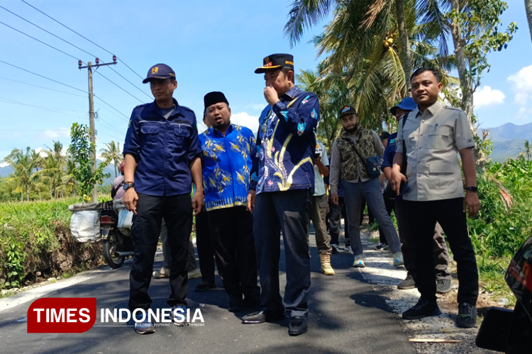 Pastikan Kualitas Sesuai, Bupati Bondowoso Tinjau Perbaikan Dua Ruas Jalan Rusak