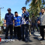 Pastikan Kualitas Sesuai, Bupati Bondowoso Tinjau Perbaikan Dua Ruas Jalan Rusak