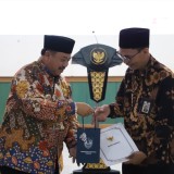 Serahkan SK Purnatugas kepada 111 ASN Jombang, Bupati Sebut Awal Fase Baru Pengabdian